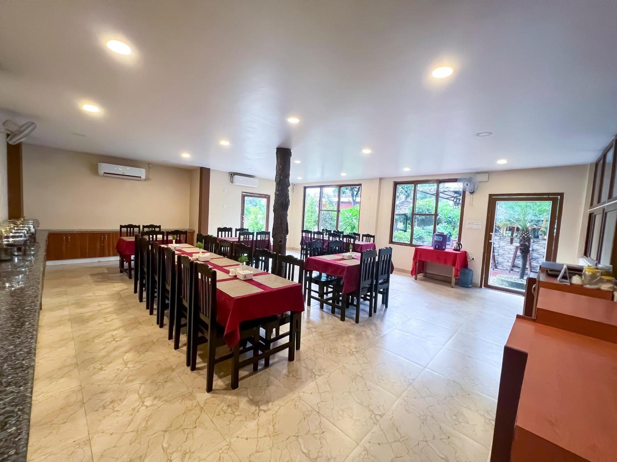 Hotel Ama Garden Sauraha Exteriér fotografie